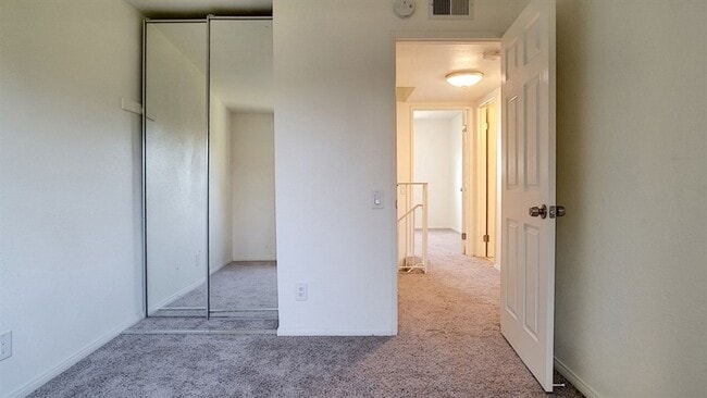 Building Photo - 3BR 1.5BA Townhome with 2 Car Garage, Larg...