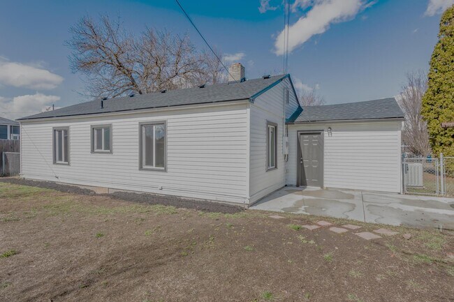 Building Photo - 725 Day Dr