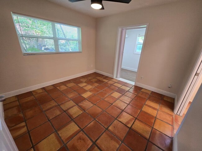 Building Photo - 2921 Sunset Rd