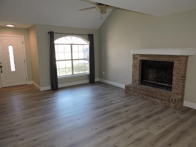 Building Photo - 213 Southgate Dr