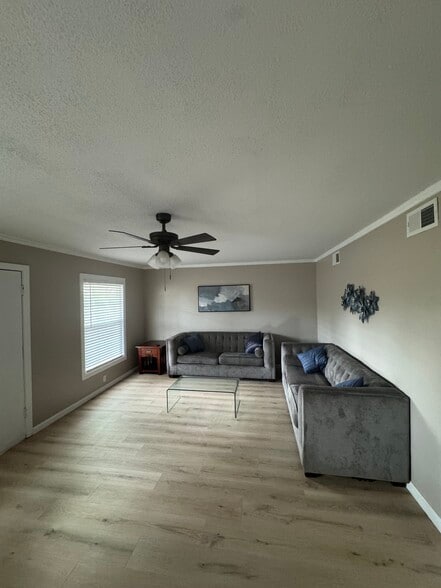 Living room - 349 Oxford St