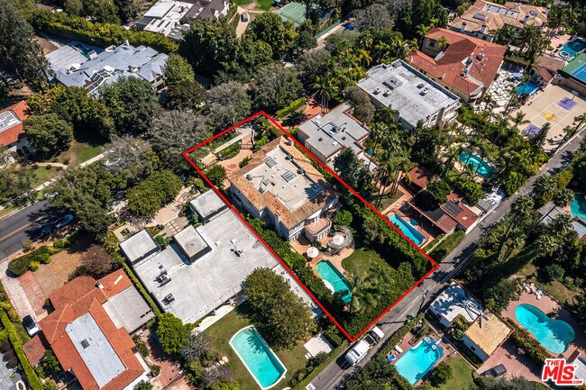 Building Photo - 915 N Rexford Dr