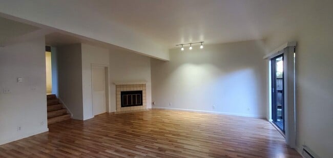 Building Photo - Epic REA - Great Garden Studio Apartment i...