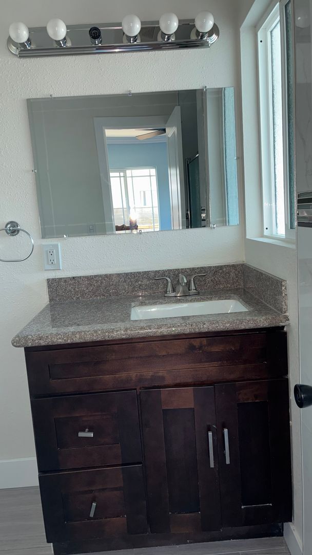 Building Photo - 5 Bedroom 4 Bath House in Garden Grove