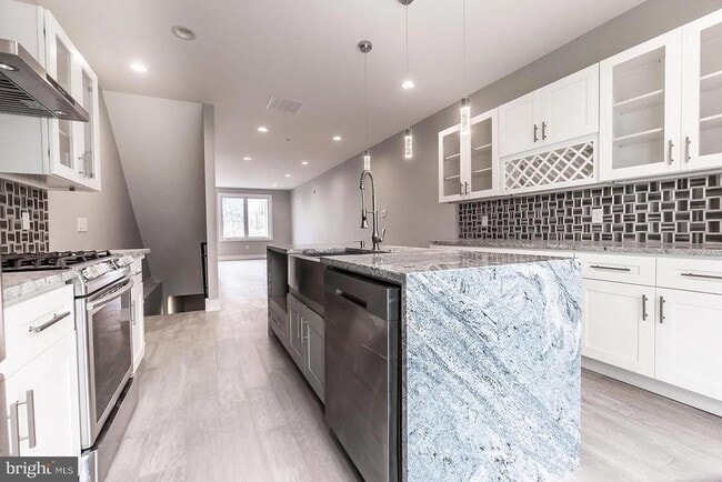 Building Photo - 2055 Tasker St