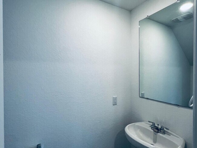 Building Photo - 10135 Ana Hts