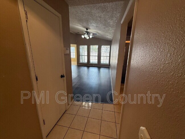 Building Photo - 1608 W Fort Worth St