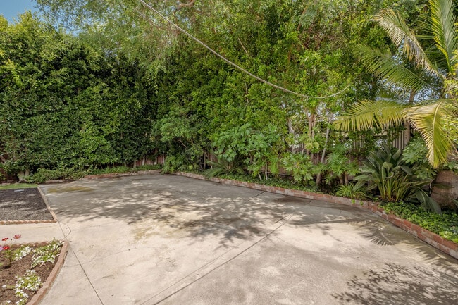 Building Photo - 542 N Sierra Bonita Ave