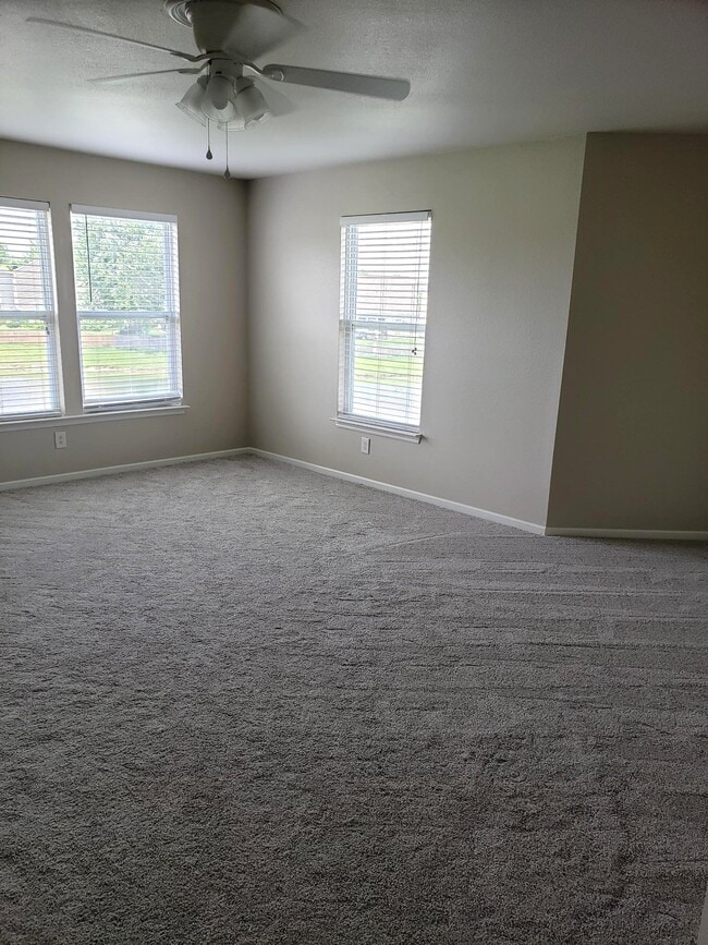 Building Photo - 898 Stonehurst Dr