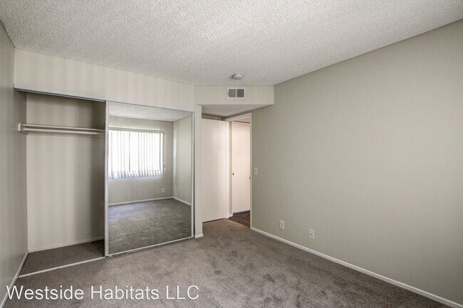 Building Photo - 17211 Chatsworth St