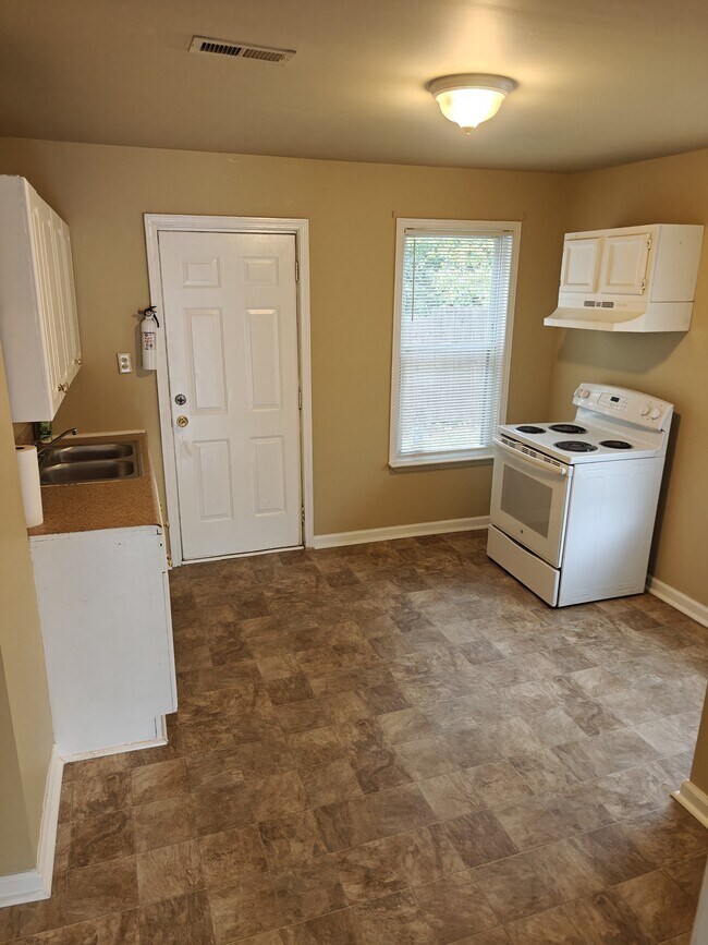 Building Photo - 102 Taylor St