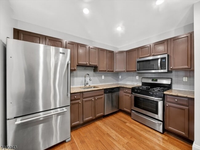 Building Photo - 124 Barclay Dr