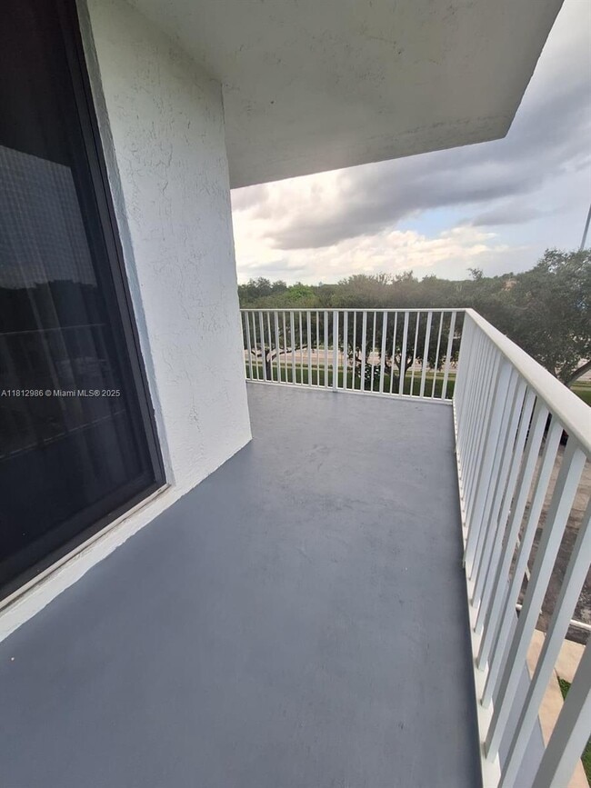 Building Photo - 901 Hillcrest Dr