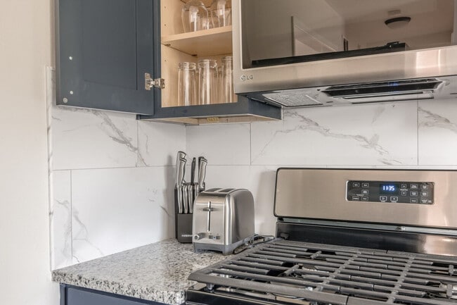 Building Photo - 5601 N Northwood Rd