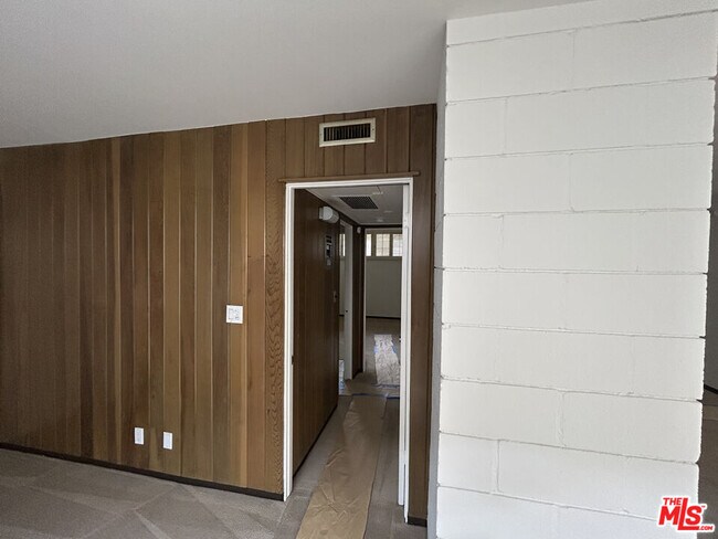 Building Photo - 833 Moraga Dr