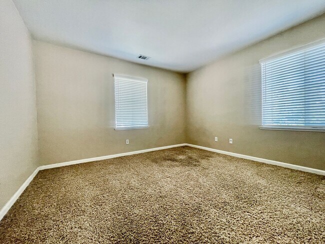 Building Photo - Beautiful 4bed / 3bath 3,281 SQFT Move in ...