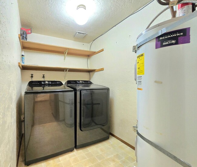 Building Photo - 2 Bedroom Home in Everett  Pet Friendly!