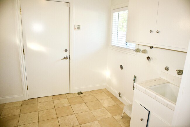 Building Photo - 26665 Whitehorn Dr