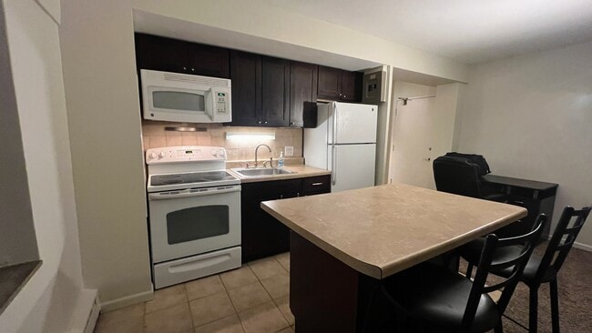 Building Photo - 4960 N Marine Dr