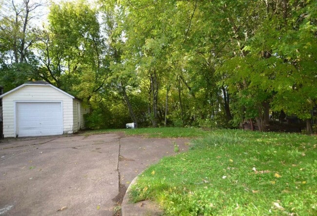 Building Photo - 611 Lincoln Pky