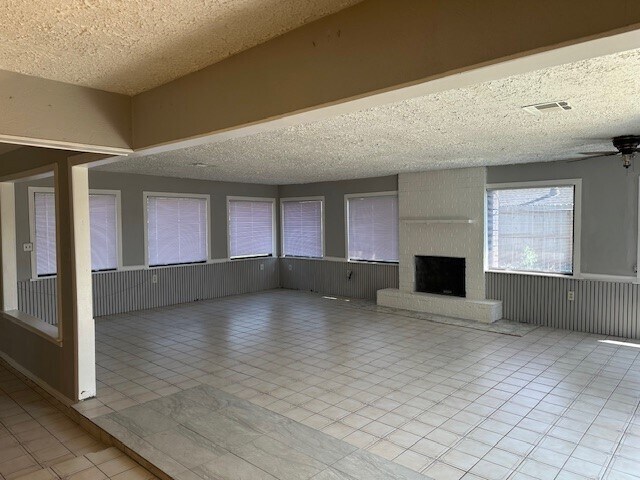 Building Photo - 7839 Vernwood St