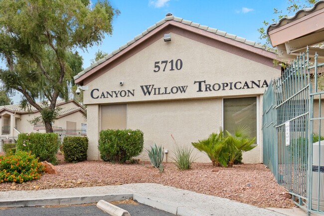 Building Photo - Beautiful 2 Bedroom Condo with Community P...