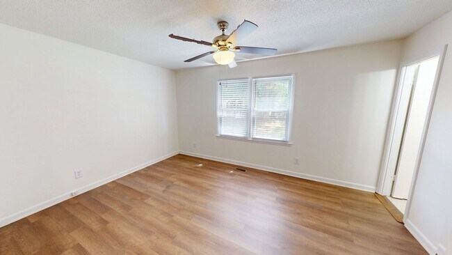 Building Photo - 3 Bedroom with 2 Living Rooms & finished b...