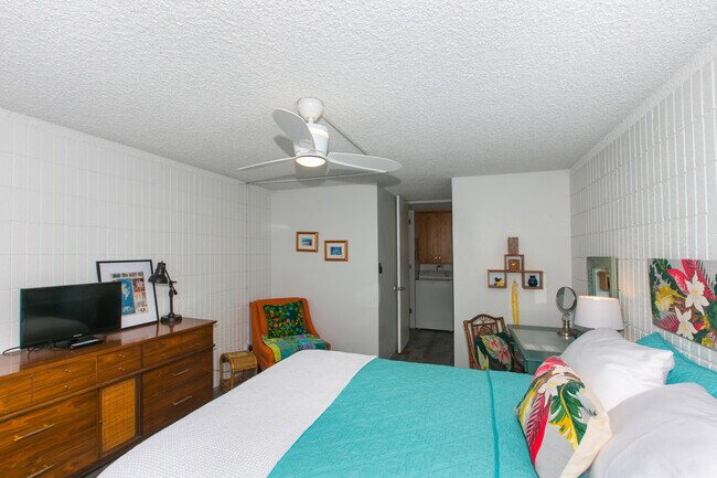 Building Photo - GROUND FLOOR FURNISHED 1/1 CONDO, 1 parking Avail 01.28.26