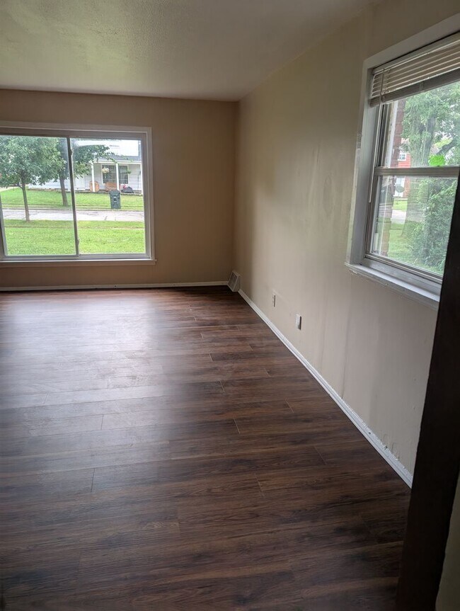 Building Photo - Charming 4 beds 1 bath in Euclid!