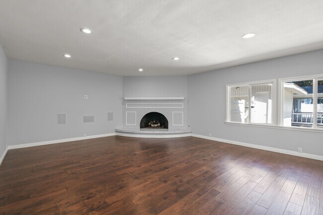 Building Photo - 15473 Lemay St