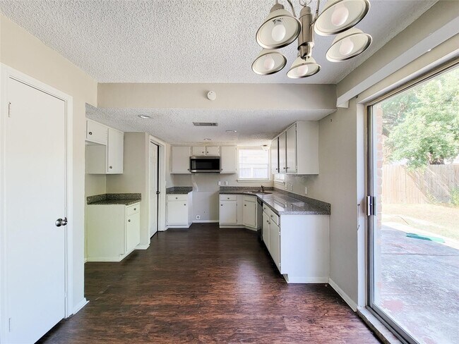 Building Photo - 18402 Tall Cypress Dr