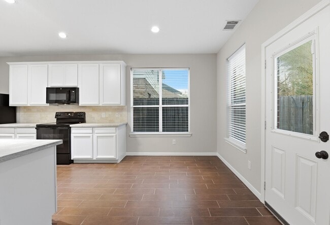Building Photo - 25542 Saddlebrook Village Dr