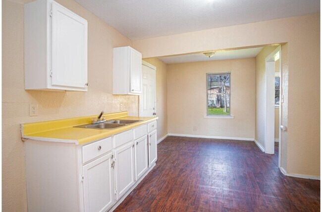 Building Photo - Great Home Near AT&T Center and Downtown!