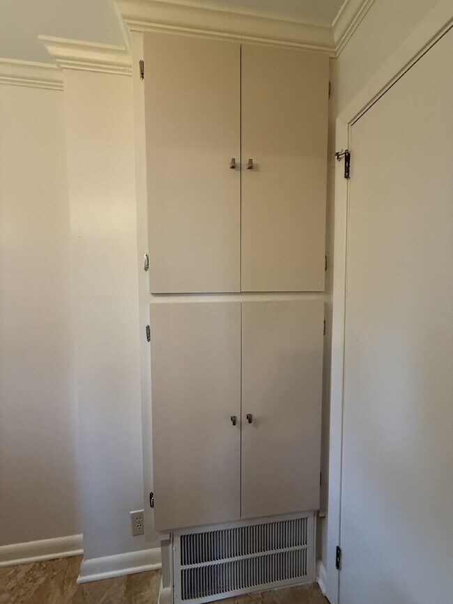 Building Photo - Modern Comforts with Granite & Hardwood Finishes!" 3 Bedroom 2 bath home.