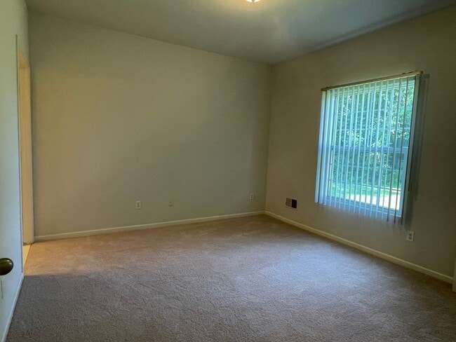 Building Photo - Shelby TWP 2-BR, 2-BA with Attached Garage, Lower Unit, Immediate Occupancy