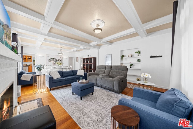 Building Photo - 2005 Beachwood Dr