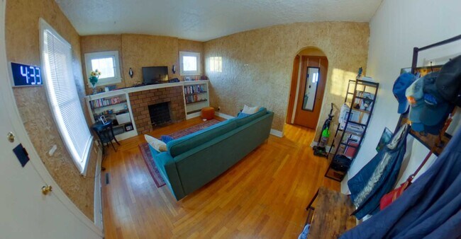 Primary Photo - 930 Bertrand St