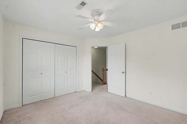 Building Photo - 6 Bedroom home with Fenced Yard - Available 07/01/2026
