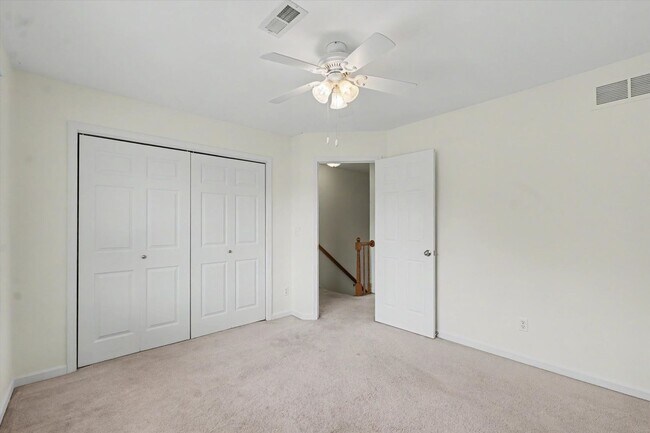 Building Photo - 6 Bedroom home with Fenced Yard - Available Now