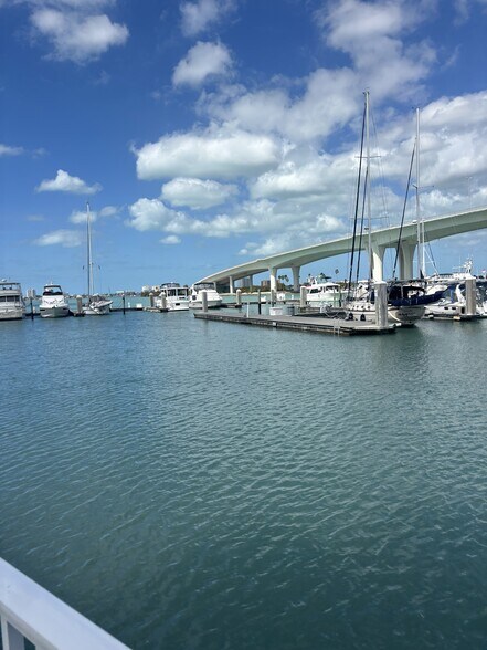 Building Photo - 100 Pierce St