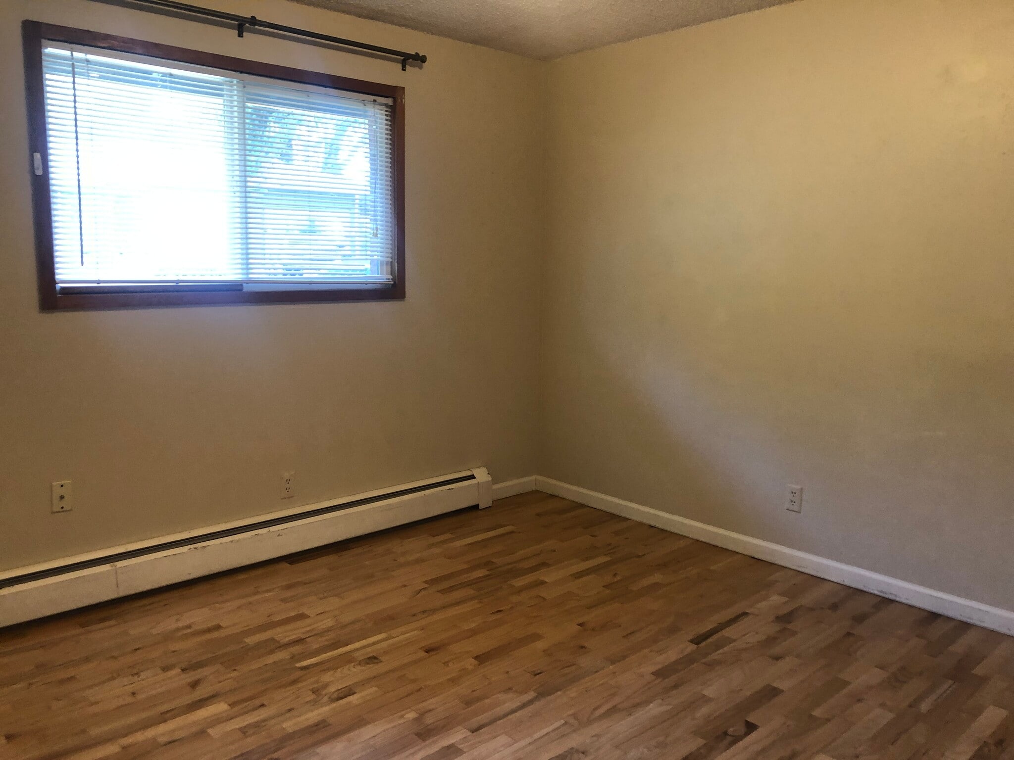 Building Photo - 1265 NE Hillside Dr