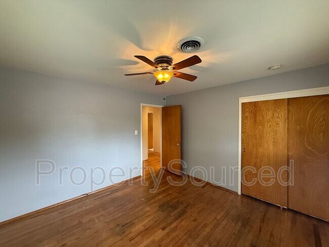 Building Photo - 1537 Maplewood Dr