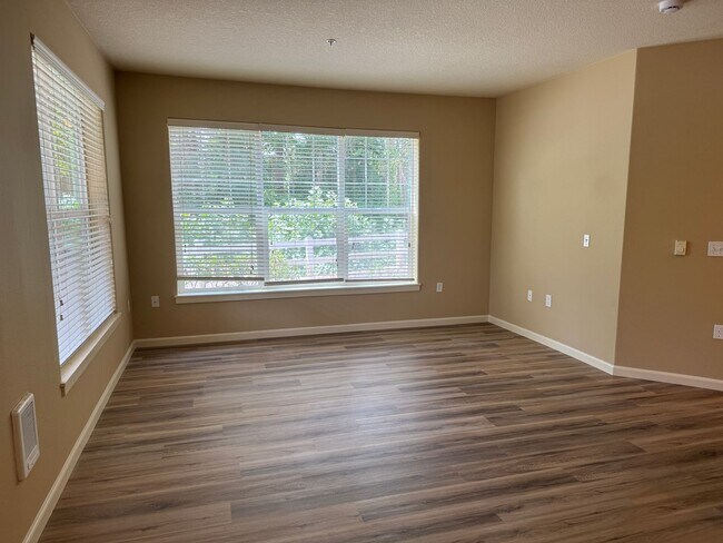 Building Photo - Beautiful 1br Condo in Sherwood. End unit ...