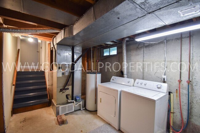 Building Photo - 2 Bedroom + Flex Rm/2 Bath Duplex with Garage