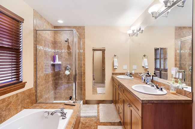 Building Photo - Beautiful townhome, ski shuttle, views, ut...