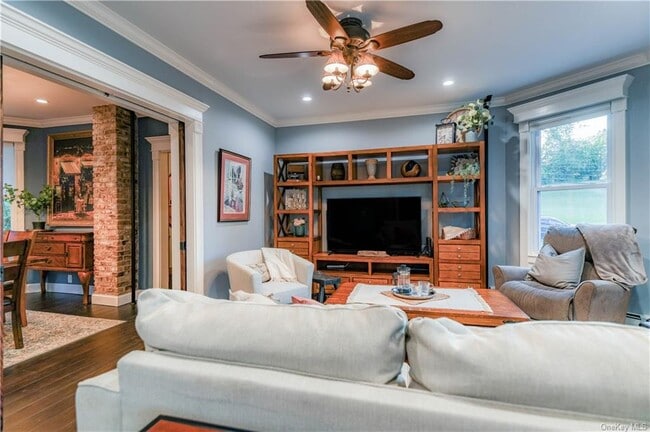 Building Photo - 105 Main St