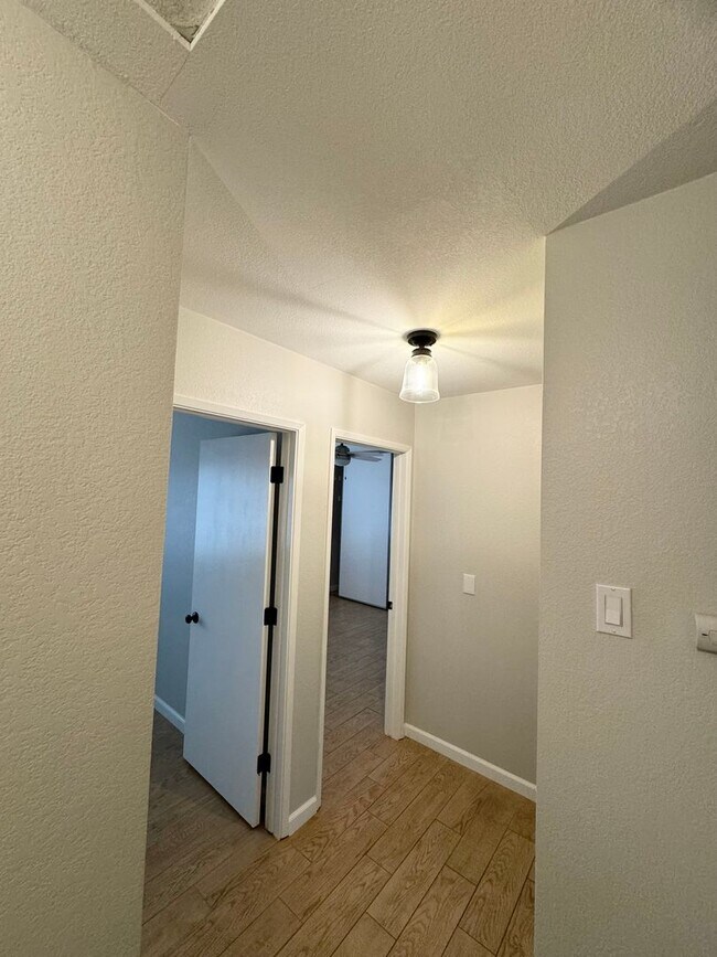 Building Photo - Great Views/3BED 2BATH/SOLAR/Move in ready