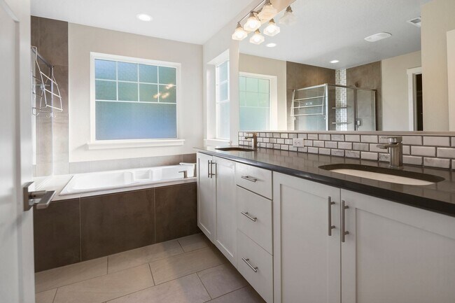 Building Photo - Stunning 3BD/3BATH Home in the Heart of Hi...