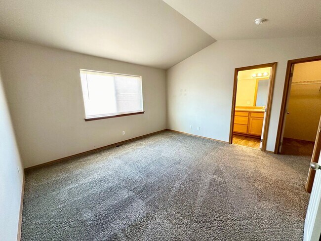 Building Photo - 4 Bed 2 Bath Home with Garage and Yard