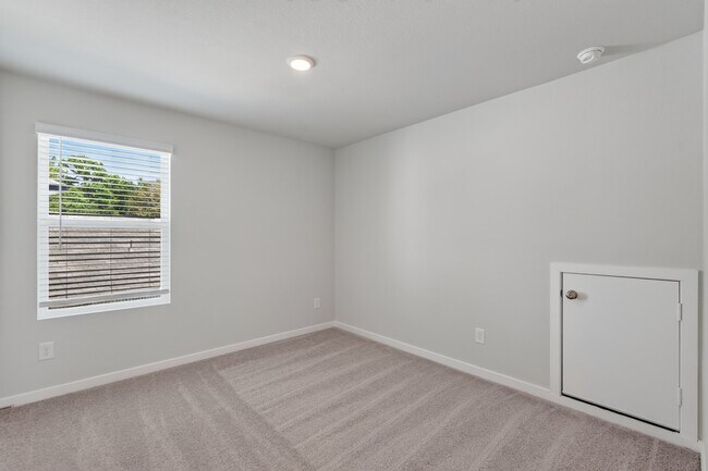 Building Photo - 7762 Bergamot Cir